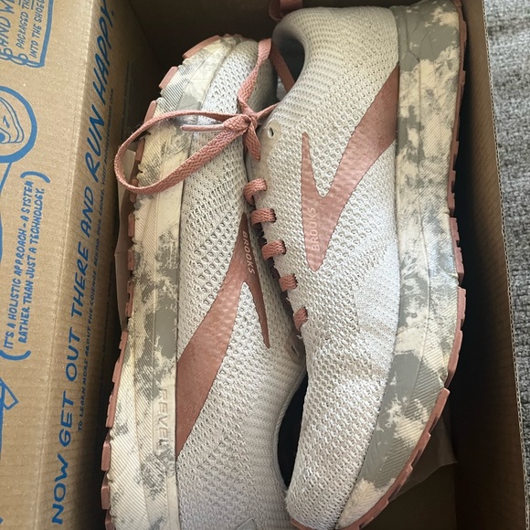 Brooks Revel 4 - Picture 2 of 4
